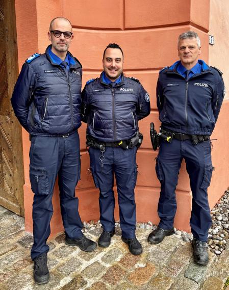 Die Leitung der Regionalpolizei Unteres Fricktal, Lt Hans-Ulrich Loosli (links) und Fw Christian Sägesser (rechts) mit Aspirant Gumina in der Mitte.