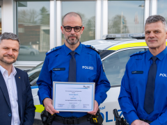 Christian Sägesser (Mitte) erhält von Stadtrat Joël Lässer (links) und Repol-Leiter Hans-Ueli Loosli (rechts) die Auszeichnung zum "Feldweibel". 