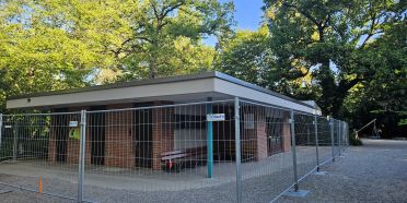 WC-Gebäude im Stadtpark West