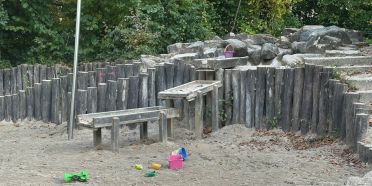 Der alte Sand-Matsch-Bereich auf dem Spielplatz im Stadtpark West