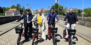 Jean Frey (Gemeindepräsident Kaiseraugst), Claudia Rohrer (Stadtpräsidentin Rheinfelden), Klaus Eberhardt (Oberbürgermeister Rheinfelden Baden) und Markus Bacher (CEO PubliBike) lancieren auf der Rheinbrücke das grenzüberschreitende Bike-Sharing PubliBike Hochrhein.