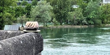 Bronzener Gugelhopf auf der Rheinbrücke